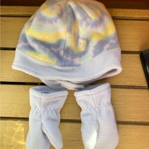 Nike baby or toddler hat and mittens.